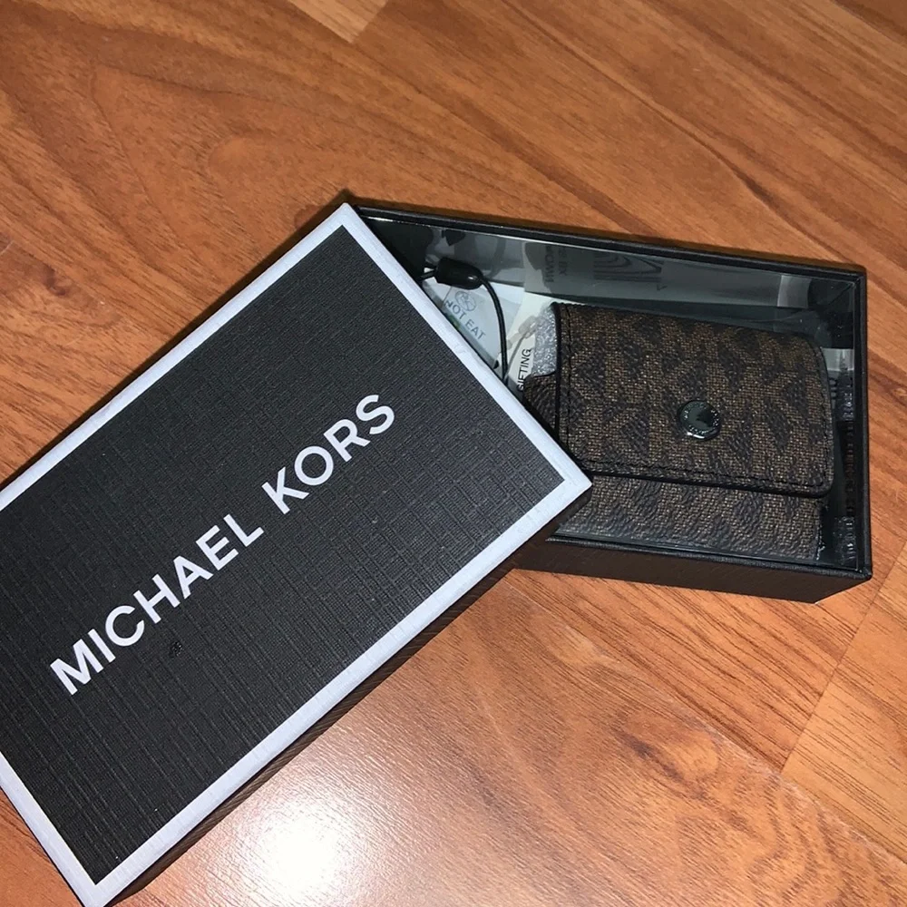 Brand New in Box Michael Kors Expandable Earbud Case